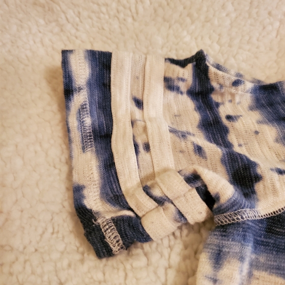 Cato Active Women's Size Large pull over short sleeve tye dyed blue & white top - Picture 2 of 6